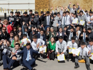 100 alumnos de Quilicura y Renca se gradúan de programa técnico impulsado por Cervecería AB InBev y SOFOFA