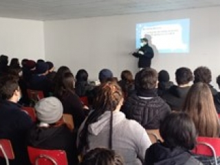Estudiantes participan en el curso "English Online Course" para obtener certificación de inglés según el Marco Europeo de las Lenguas.